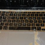Qué hacer si derramas agua en el Macbook