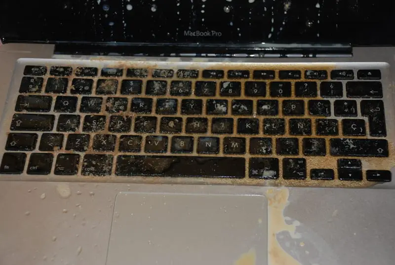 Qué hacer si derramas agua en el Macbook 24